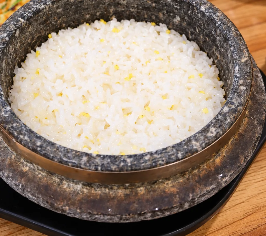 갓 지은 돌솥밥 — 노란 알갱이가 섞인 흰 밥
